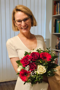 Prof. Dr. Dr. Ursula Mirastschijski mit Blumenstrauß in der Hand