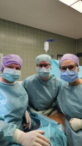 Prof. Dr. Dr. Mirastschijski und zwei Kolleginnen am OP-Tisch
