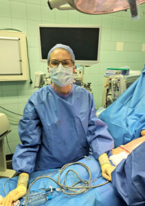 Narbenfreie Hautstraffung mit Plasma. Prof. Dr. Dr. Ursula Mirastschijski im Operationssaal.