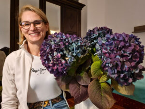 Prof. Dr. Dr. Ursula Mirastschijski mit Blumen