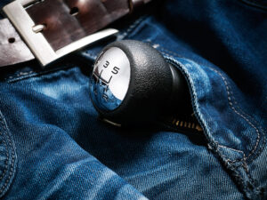 Offene Männerjeans mit Schalthebel