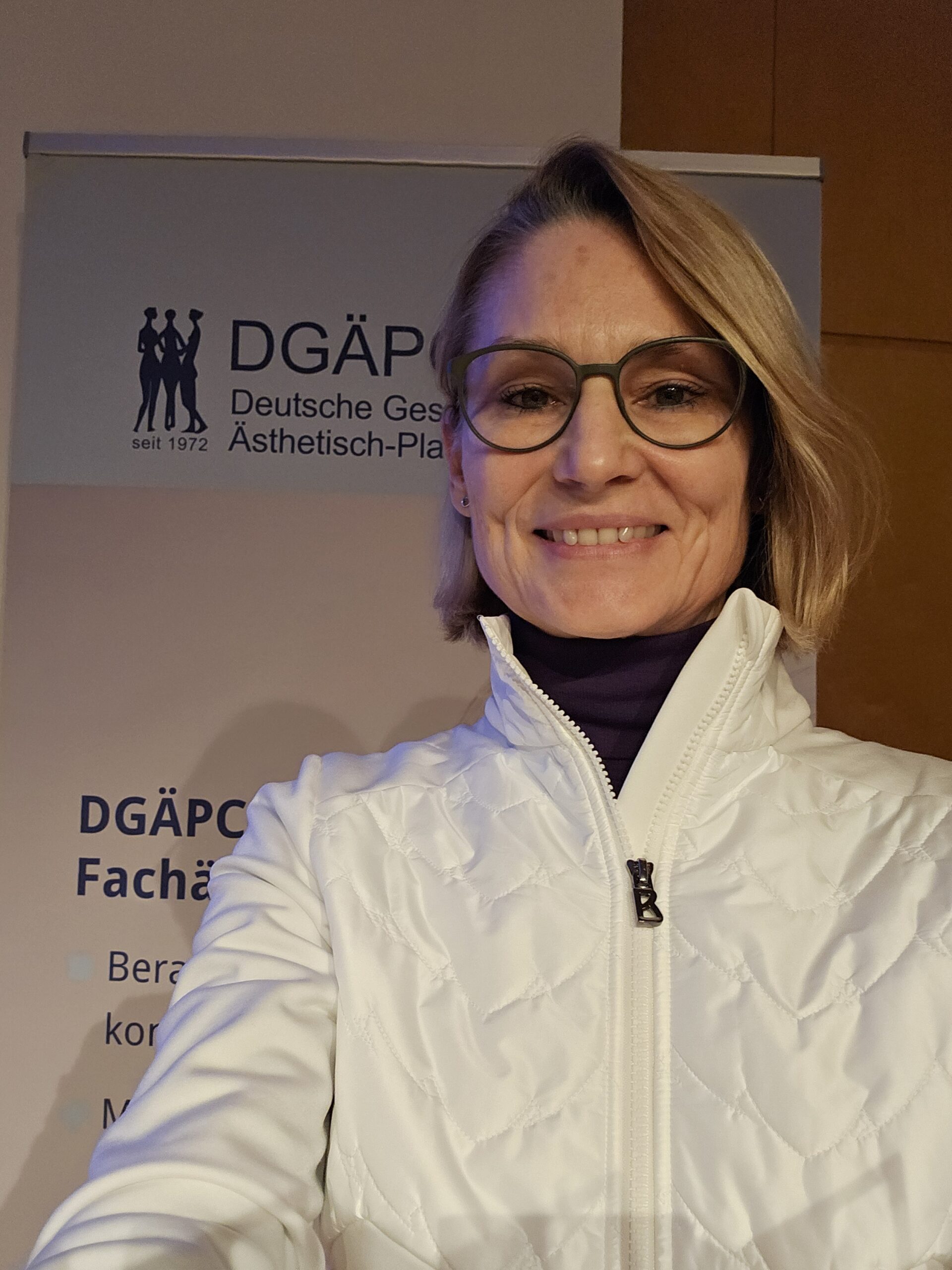 Prof. Dr. Dr. Mirastschijski lächelt in die Kamera auf der DGÄPC